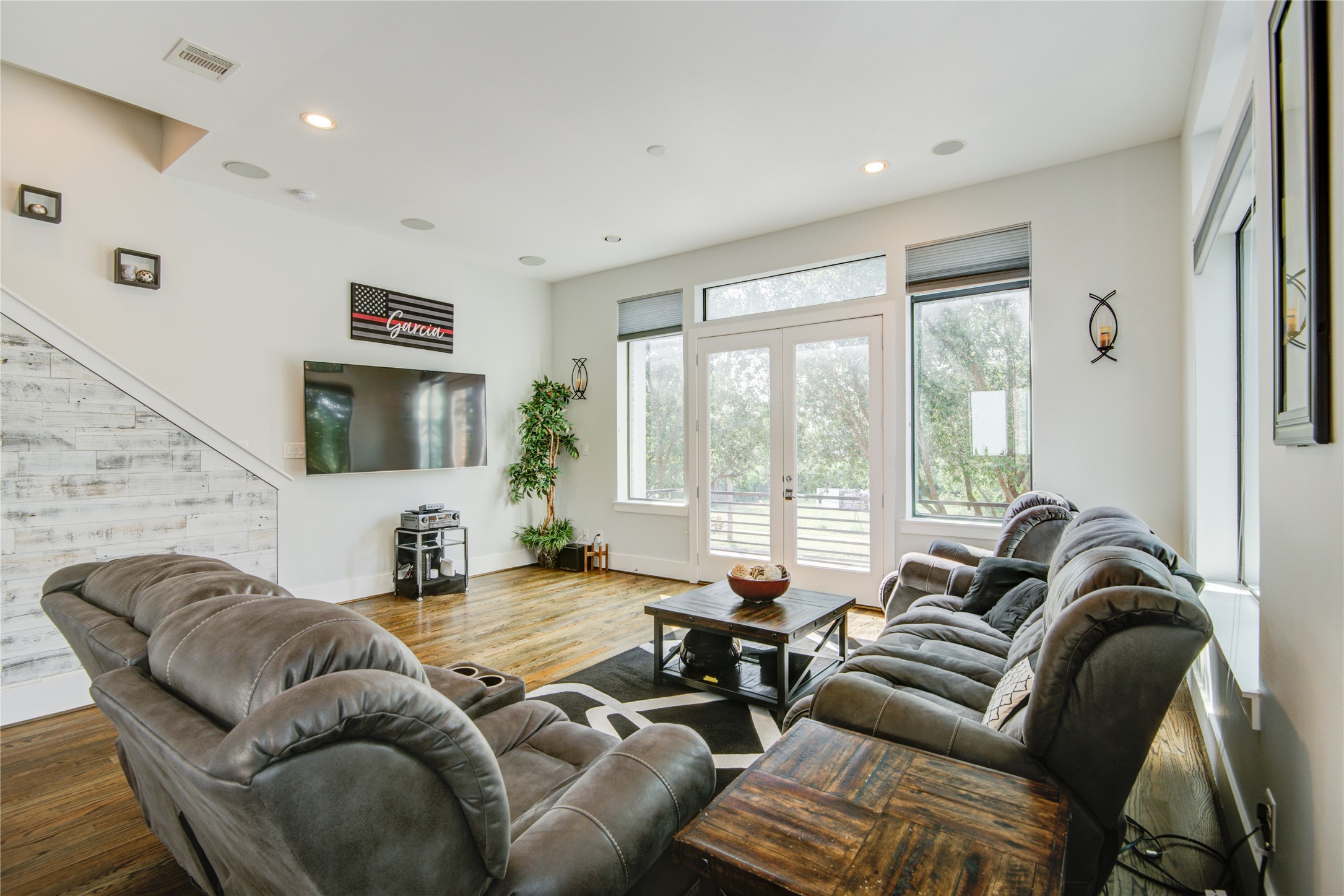 1401 Nagle Street Houston, TX 77003 - Photo 16 of 31 a living room with furniture and a large window