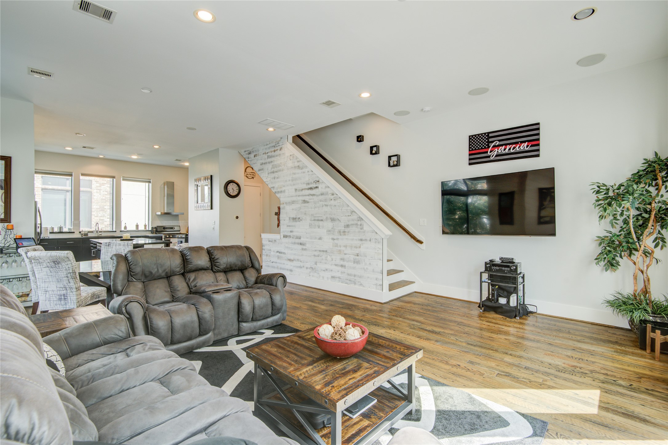 1401 Nagle Street Houston, TX 77003 - Photo 18 of 31 a living room with furniture and a flat screen tv