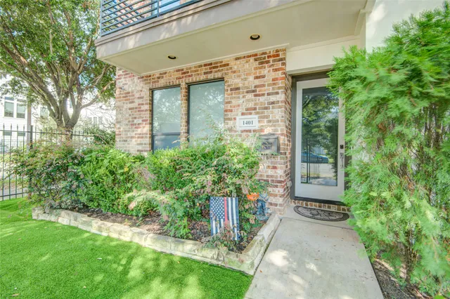 a view of a back yard of the house