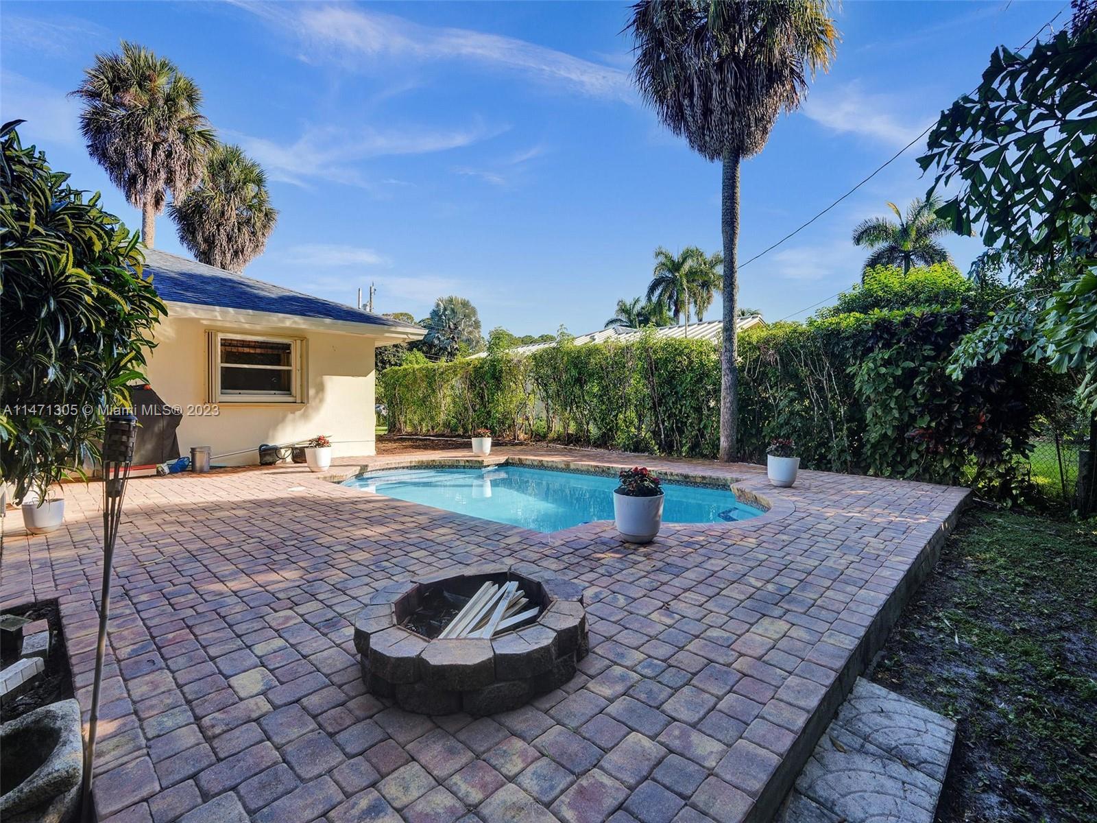2028 South Conference Drive Boca Raton, FL 33486 - Photo 34 of 62 a view of a backyard with a fountain
