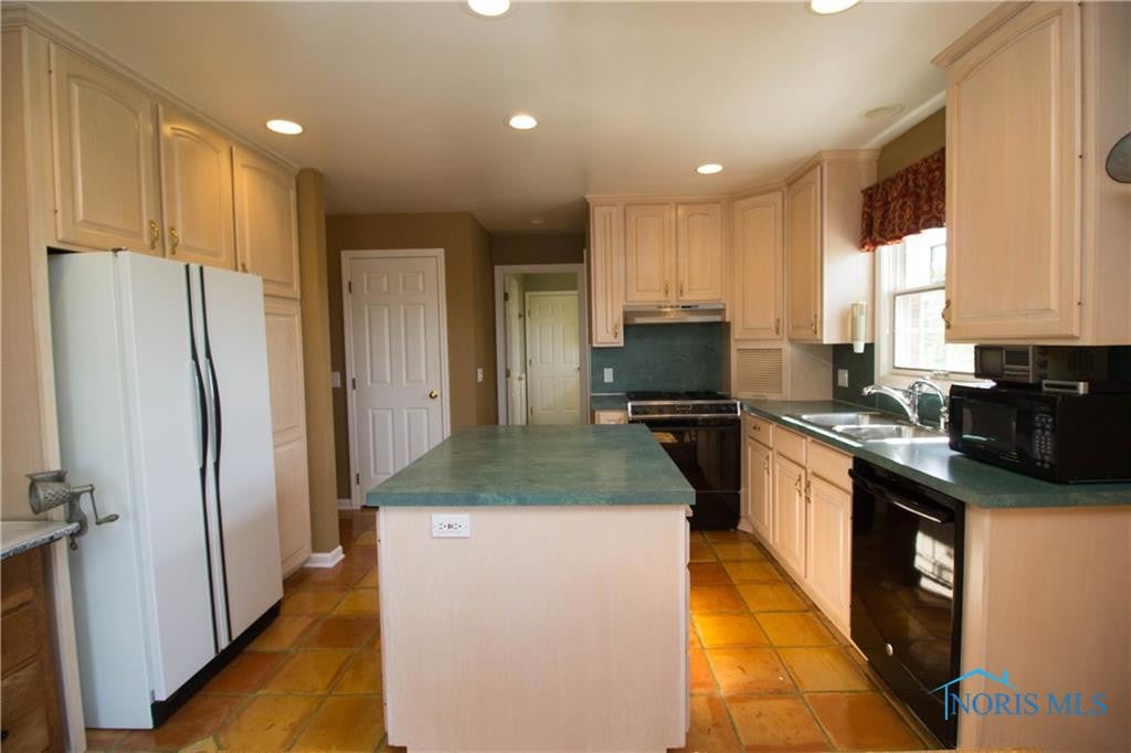 23810 Dunbridge Road Perrysburg, OH 43551 - Photo 16 of 33 Gallery Image 16