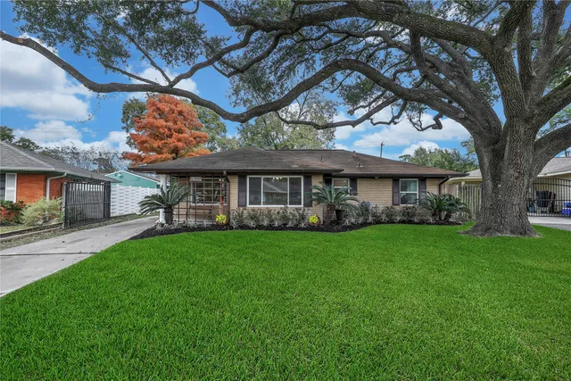a view of a house with a backyard