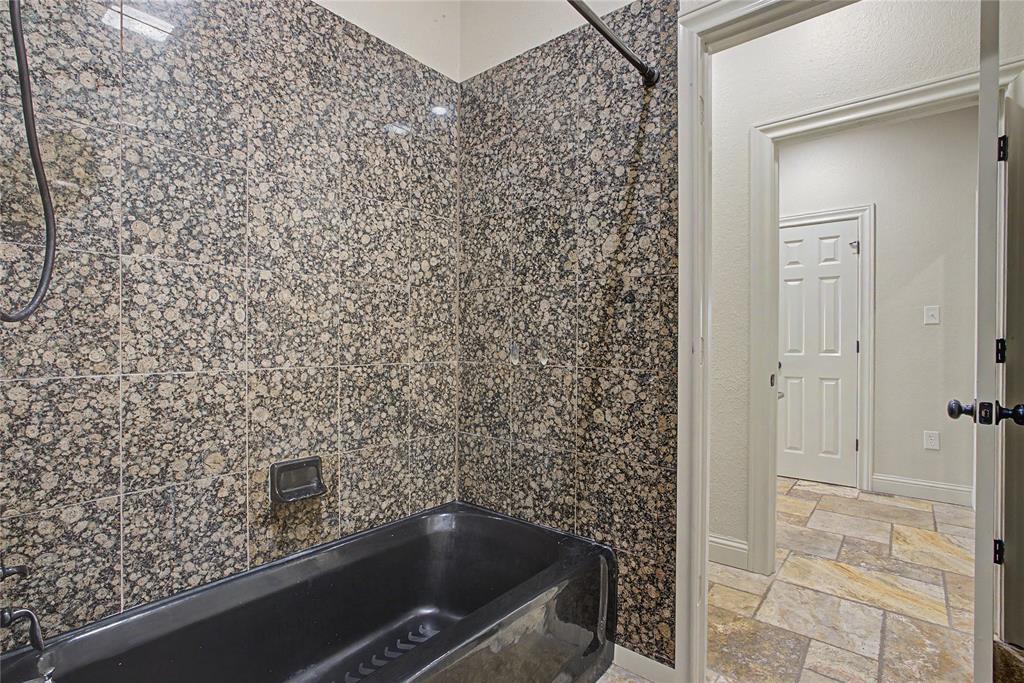6815 Hardwick Road Abilene, TX 79606 - Photo 27 of 40 Jack & Jill Bath 2