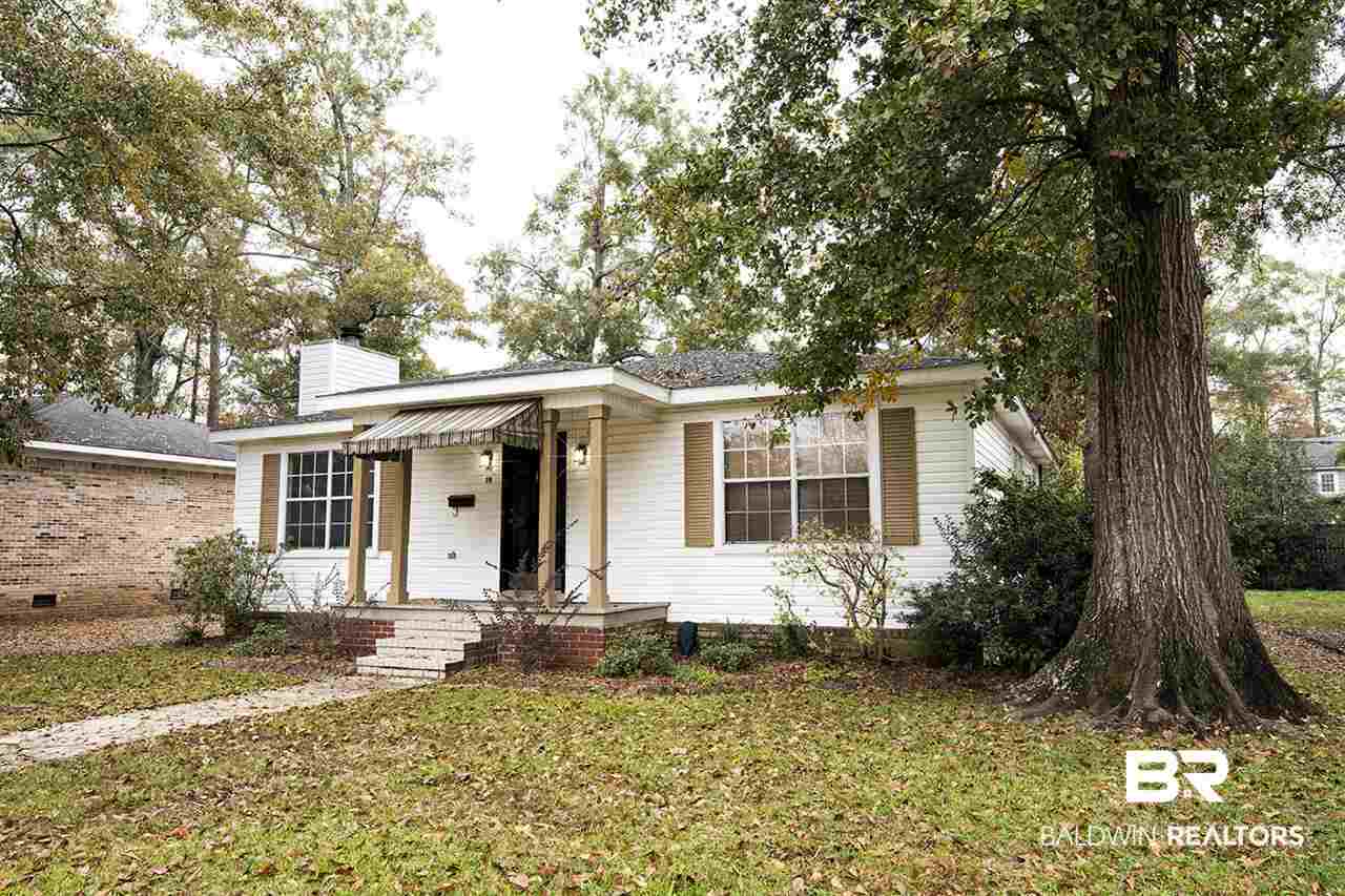19 Felder Place Mobile, AL 36606 - Photo 4 of 26 Mature Oak Tree