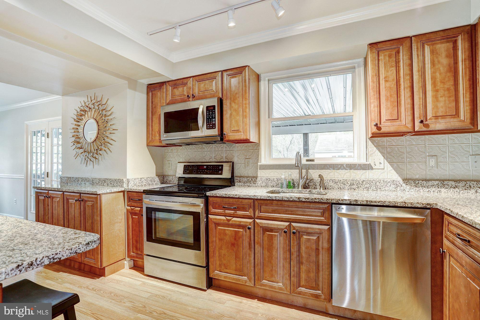 9335 Oak White Road Baltimore, MD 21236 - Photo 14 of 39 Eat-in Kitchen
