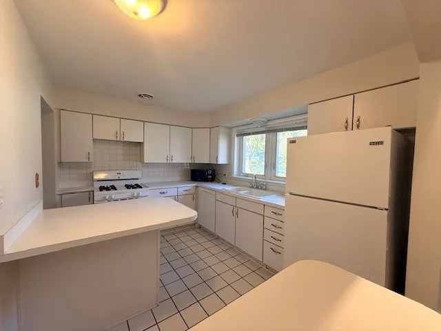 $2,600 | 363 Maple Street, Glen Ellyn, IL 60137