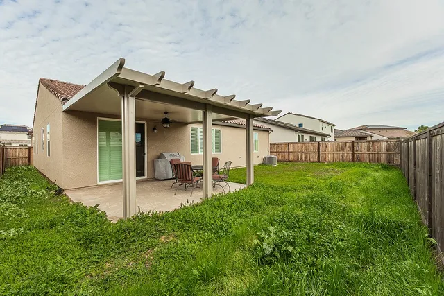 a view of a house with backyard and porch