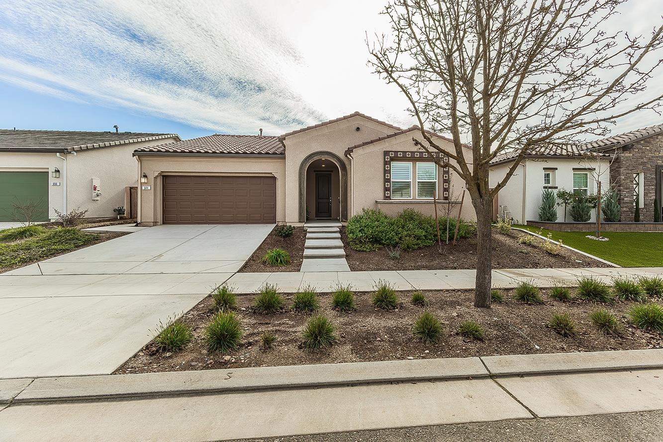 644 Rock Crest Avenue Madera, CA 93636 - Photo 36 of 38 a front view of a house with garden