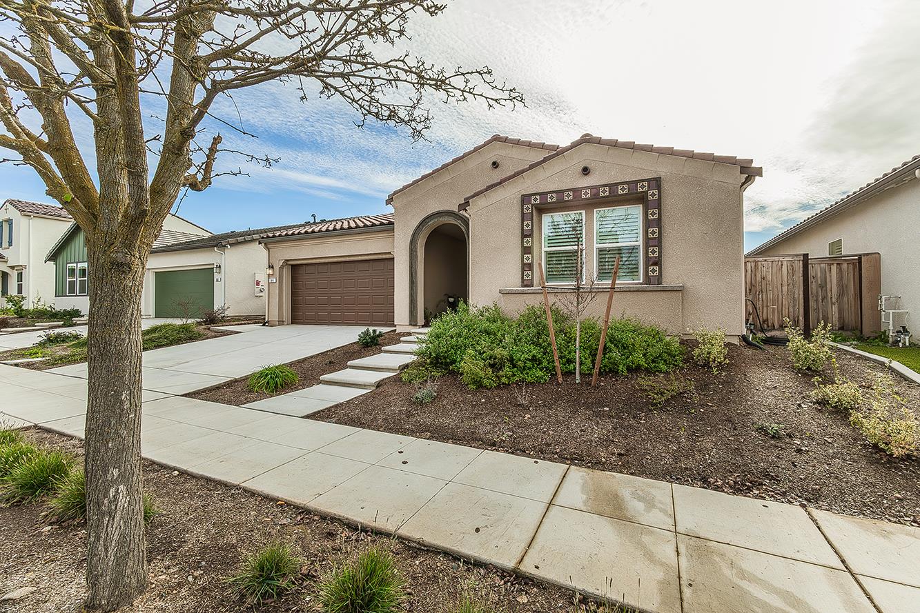 644 Rock Crest Avenue Madera, CA 93636 - Photo 37 of 38 a front view of a house with garden