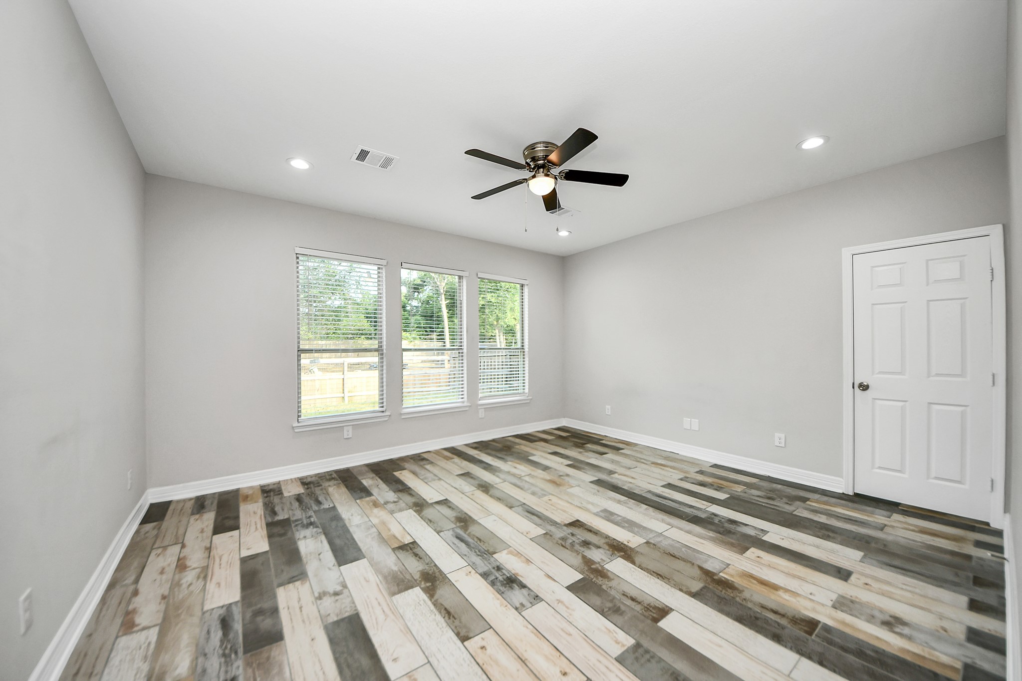 25450 Killarney Road Hempstead, TX 77445 - Photo 9 of 34 a view of an empty room with a window