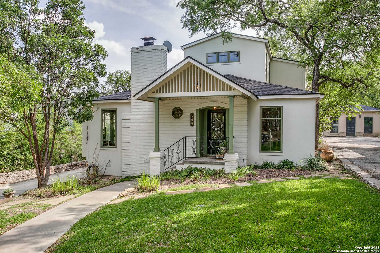 a view of a house with yard and tree s