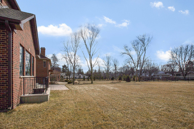 1851 Beechnut Road Northbrook, IL 60062 - Photo 36 of 40 a backyard of apartments with large trees