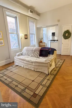 $1,650 | 2008 Chestnut Street, Unit 2R, Philadelphia, PA 19103