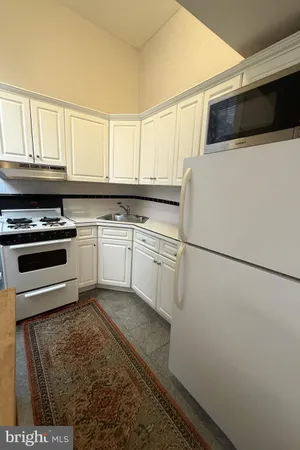 $1,650 | 2008 Chestnut Street, Unit 2R, Philadelphia, PA 19103