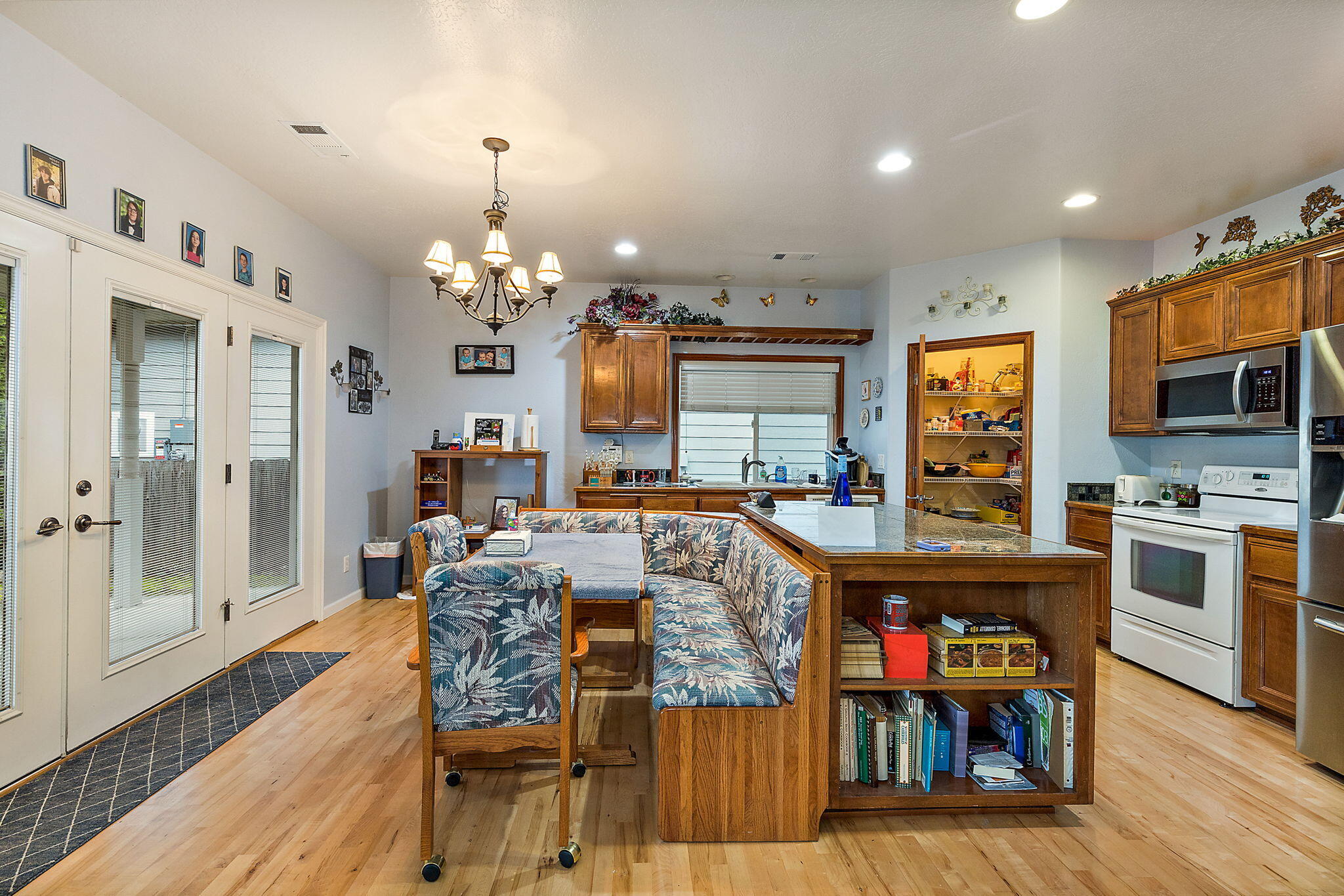 1028 Buck Point Street Central Point, OR 97502 - Photo 11 of 40