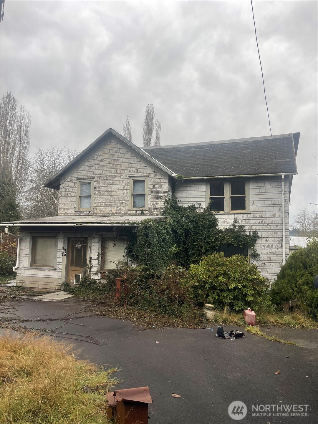 1632 Henkle Street Raymond, WA 98577 - Photo 4 of 12 a front view of a house with garage