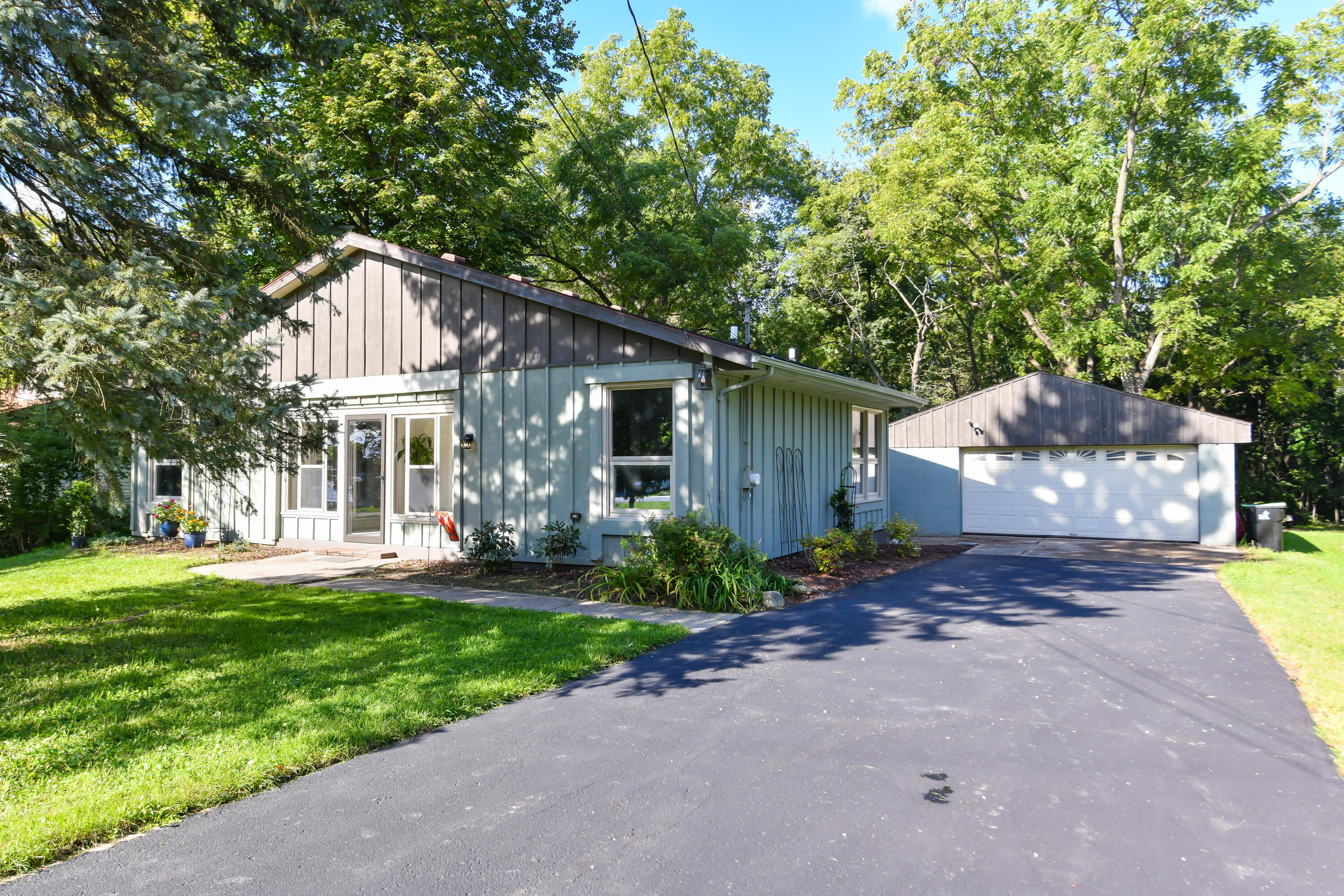 6508 North Tichigan Road Waterford, WI 53185 - Photo 1 of 33 HEN_9313