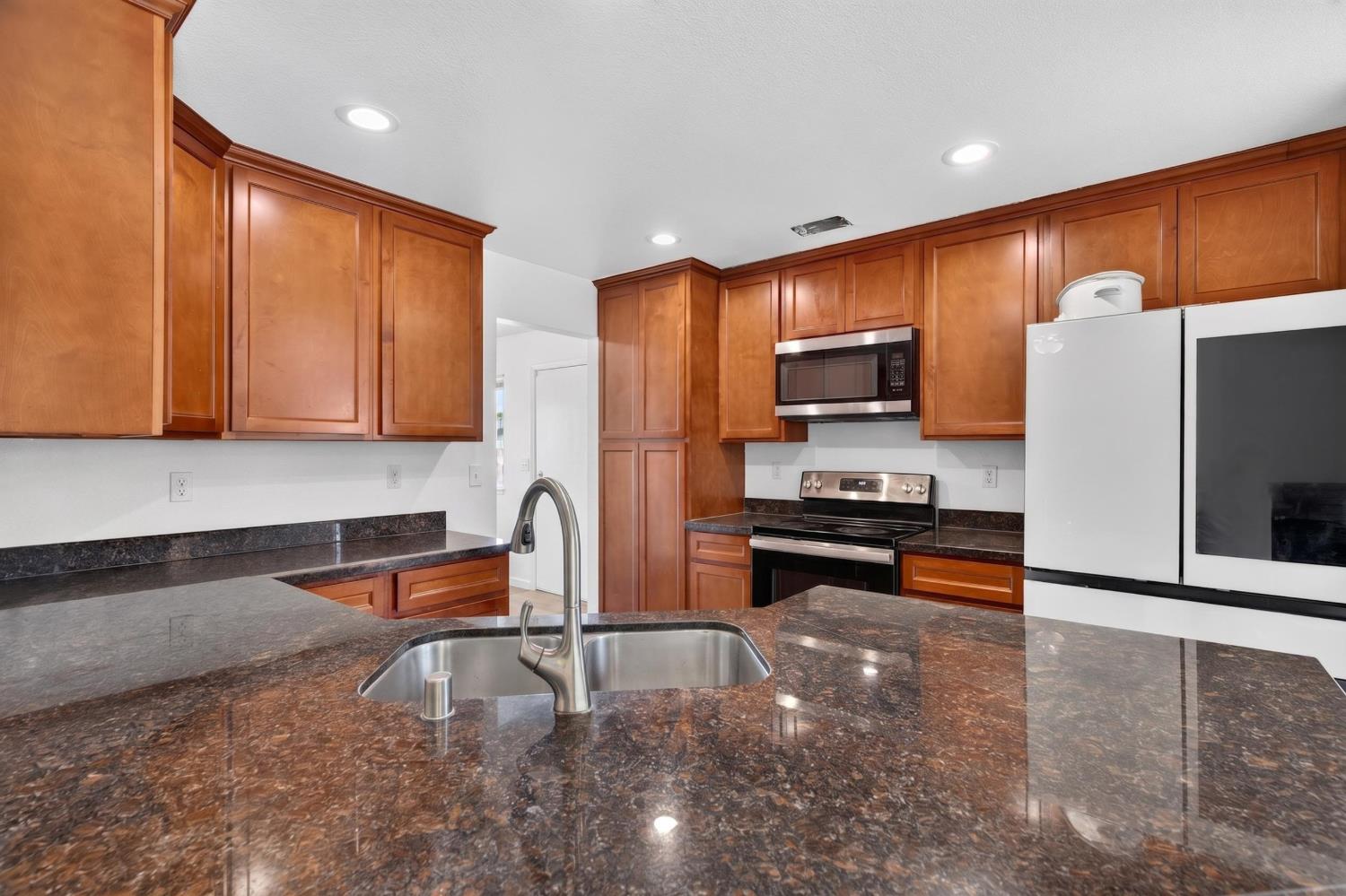 911 Toro Lane Lathrop, CA 95330 - Photo 12 of 45