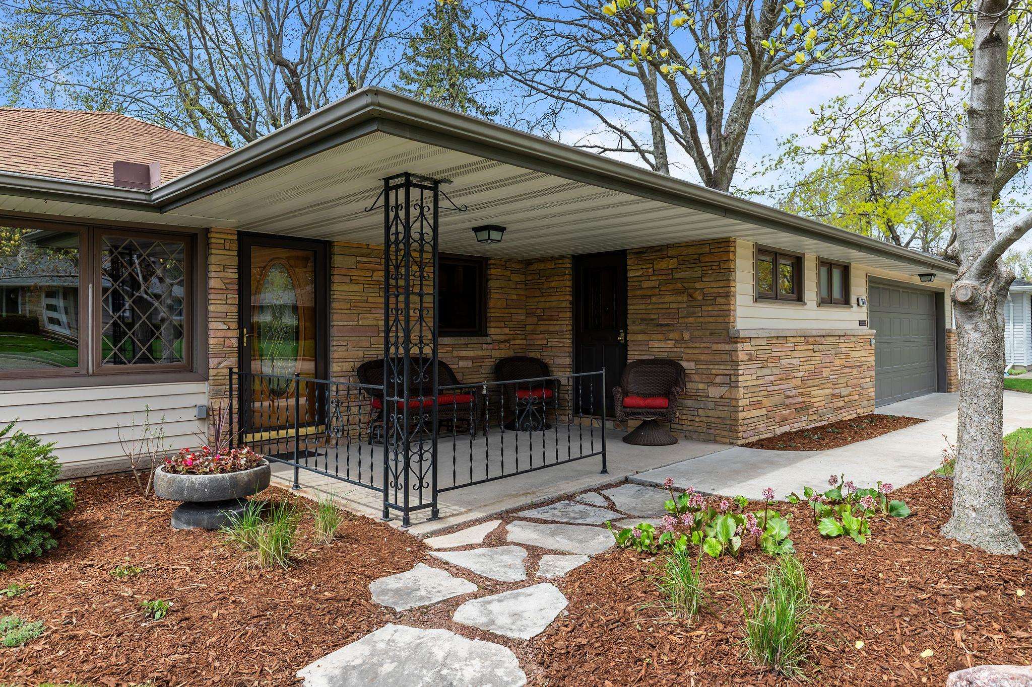 1611 North Nicholas Street Appleton, WI 54914 - Photo 3 of 45
