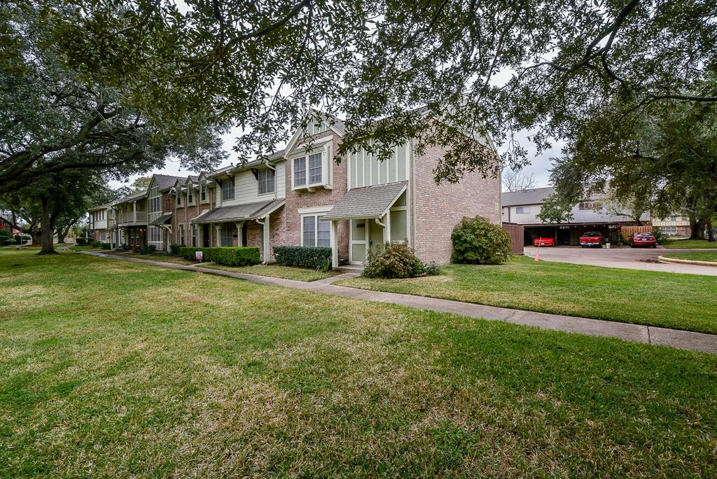 This 3 bedroom, 2-1/2 bath, 2-story, corner brick townhouse may just be what you're looking for in a luxurious RENTAL, at 10820 Hammerly Blvd;, Unit 190, Houston, TX, in the Victorian Village community.