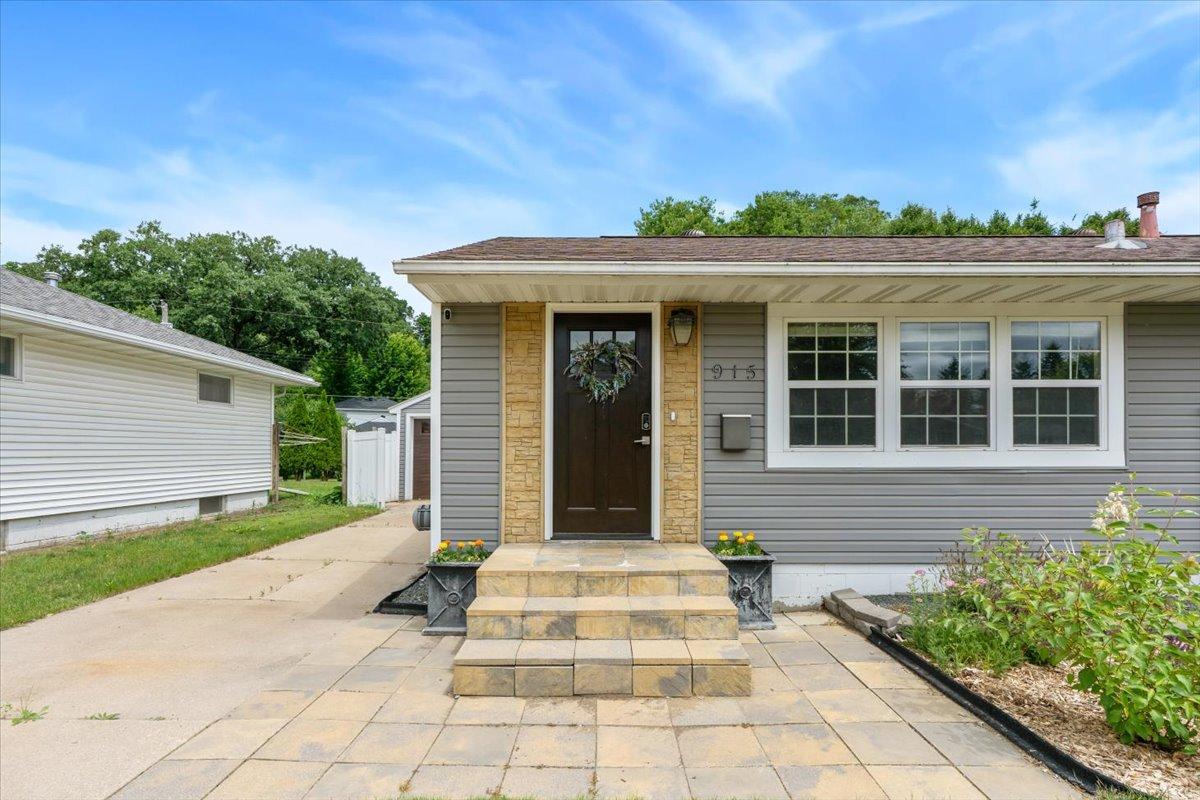 915 11 1/2 Street Southwest Rochester, MN 55902 - Photo 3 of 31
