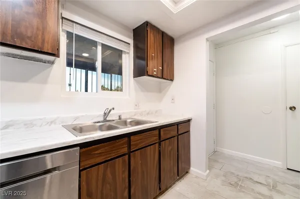 $1,250 | 1675 Jupiter Court, Unit D, Las Vegas, NV 89119