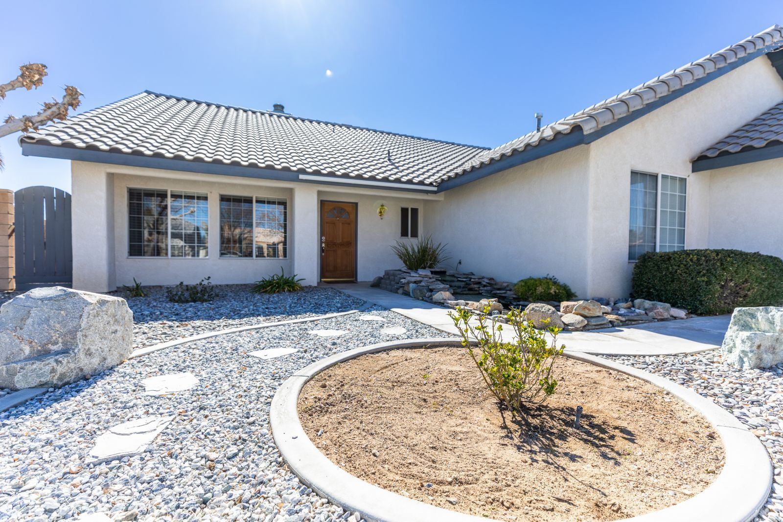 1225 Andrea Court Ridgecrest, CA 93555 - Photo 4 of 46 a view of a house with a swimming pool
