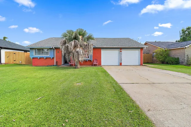 a front view of house with yard and garage