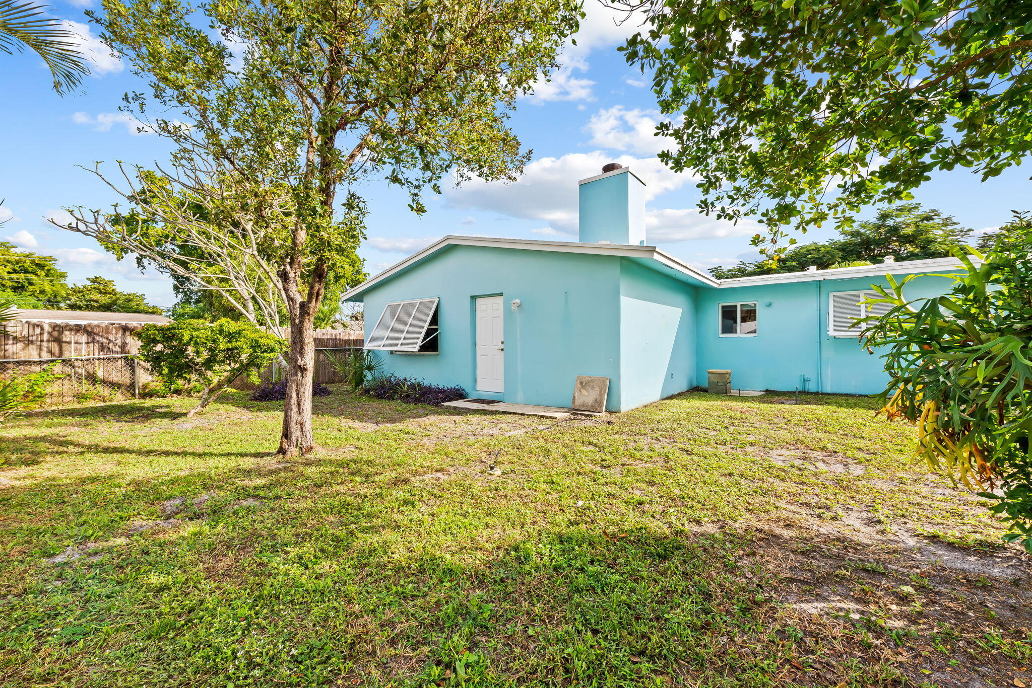 27 Northeast 16th Avenue Pompano Beach, FL 33060 - Photo 19 of 21 a house that has a tree in front of it