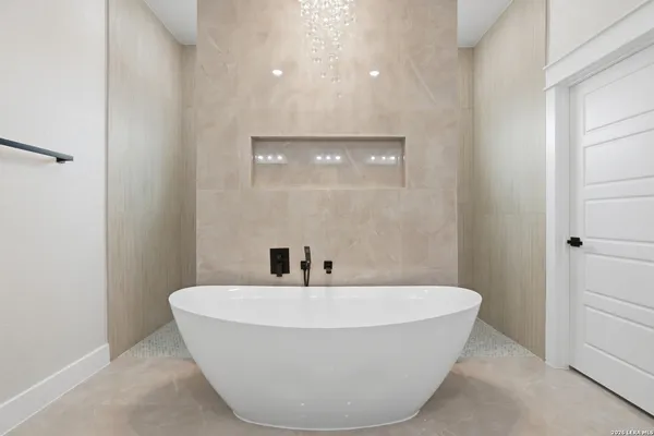 $649,000 | 140 Sunset Drive, La Vernia, TX 78121