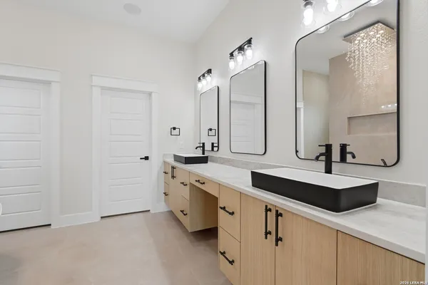 $649,000 | 140 Sunset Drive, La Vernia, TX 78121