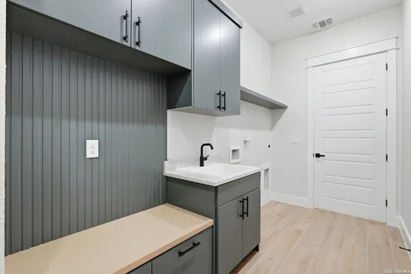 $649,000 | 140 Sunset Drive, La Vernia, TX 78121