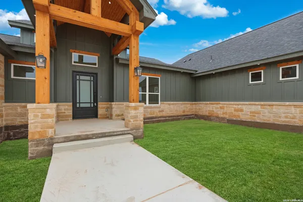 $649,000 | 140 Sunset Drive, La Vernia, TX 78121