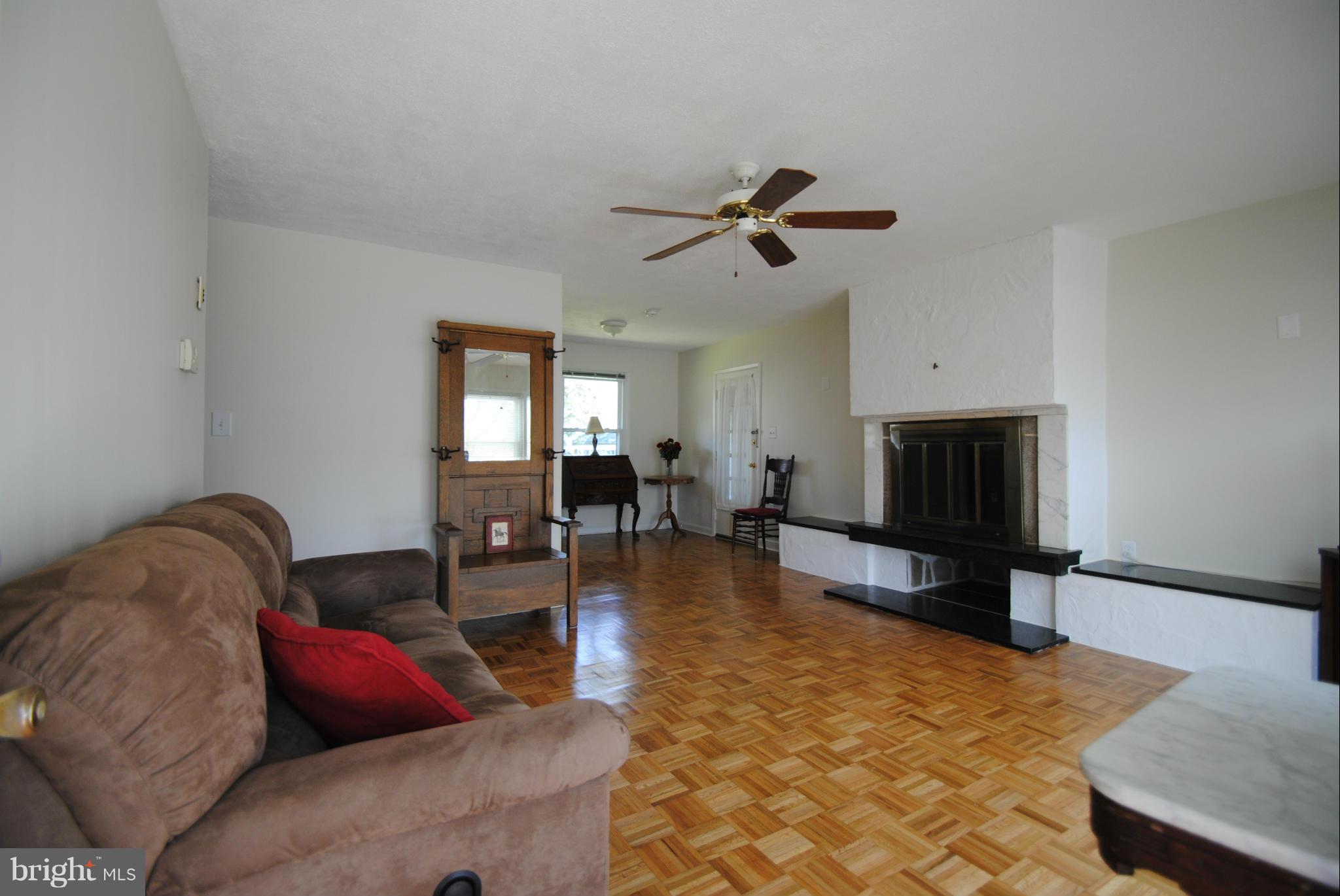 8110 Russell Road Alexandria, VA 22309 - Photo 3 of 29 Living Room