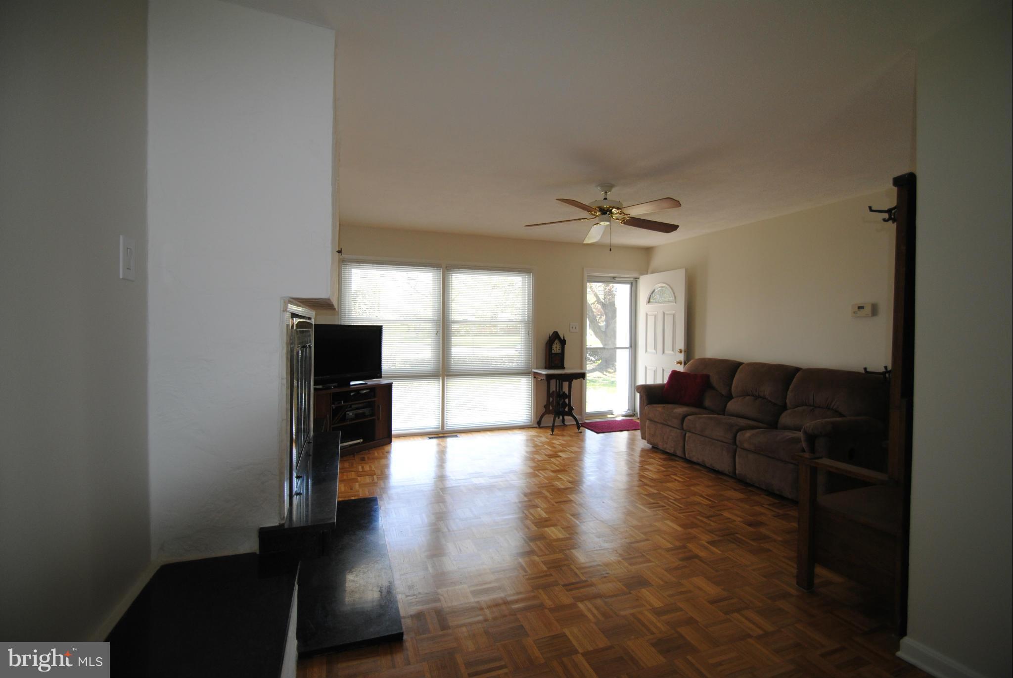 8110 Russell Road Alexandria, VA 22309 - Photo 5 of 29 Living Room