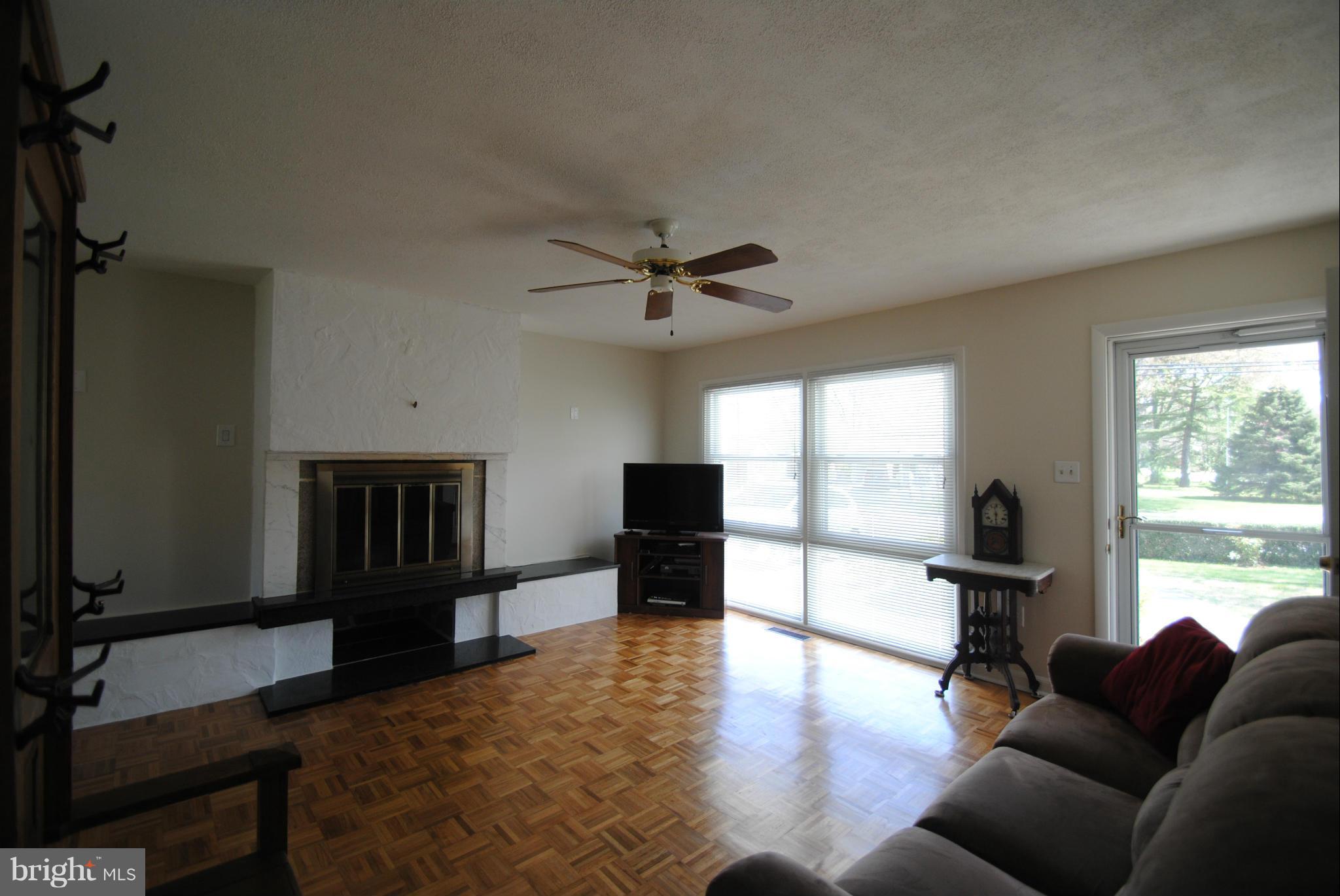 8110 Russell Road Alexandria, VA 22309 - Photo 6 of 29 Living Room
