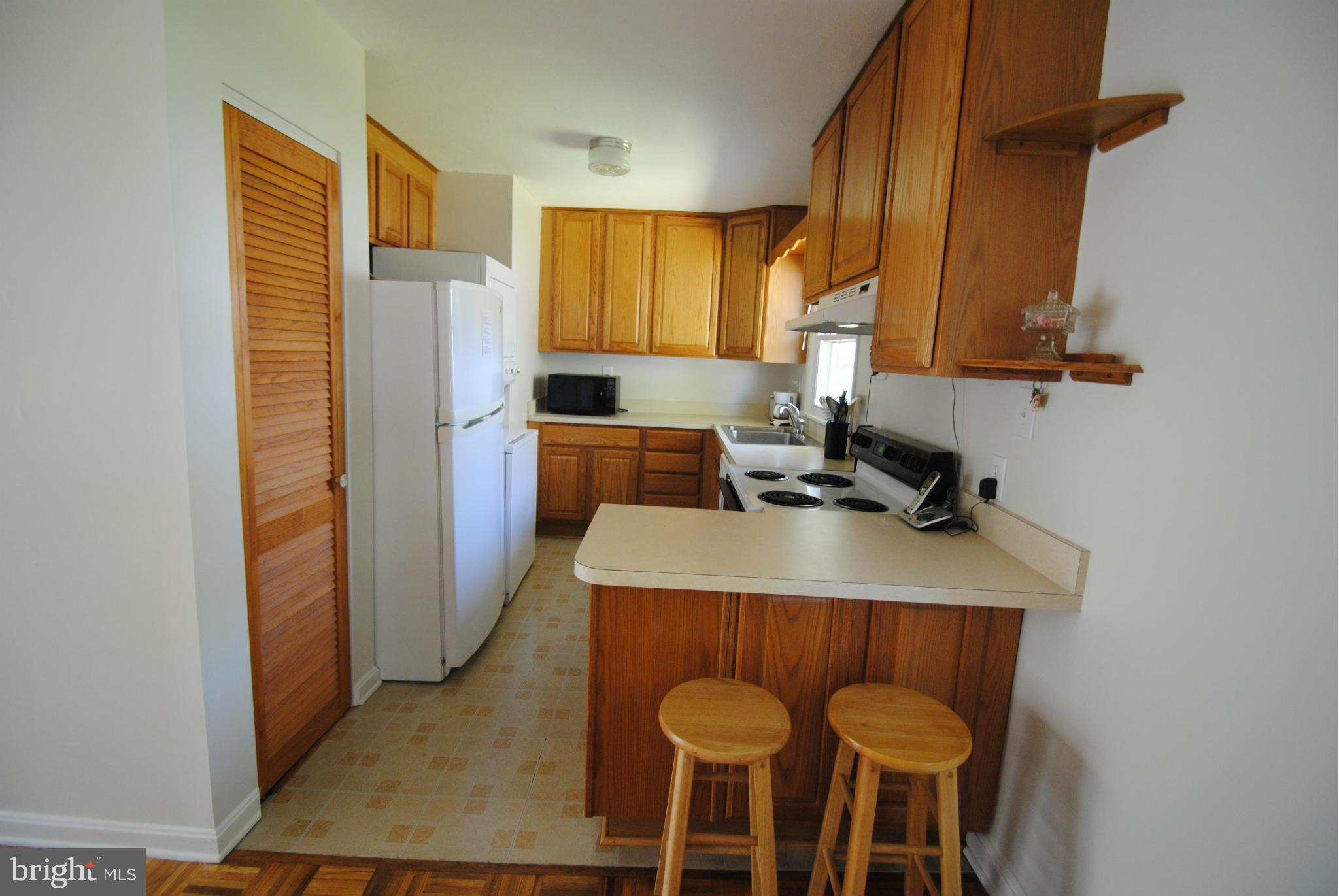 8110 Russell Road Alexandria, VA 22309 - Photo 10 of 29 Kitchen w/ Breakfast Bar