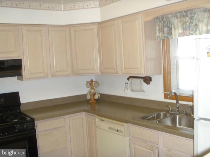 507 George Avenue Baltimore, MD 21221 - Photo 3 of 19 Kitchen