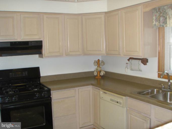 507 George Avenue Baltimore, MD 21221 - Photo 5 of 19 Kitchen