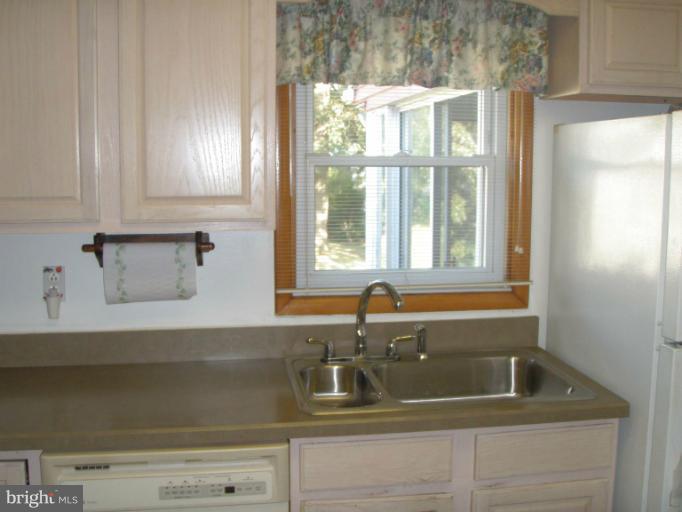 507 George Avenue Baltimore, MD 21221 - Photo 6 of 19 Kitchen