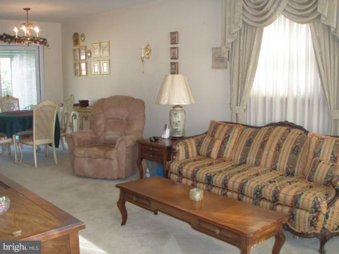 507 George Avenue Baltimore, MD 21221 - Photo 10 of 19 Living Room