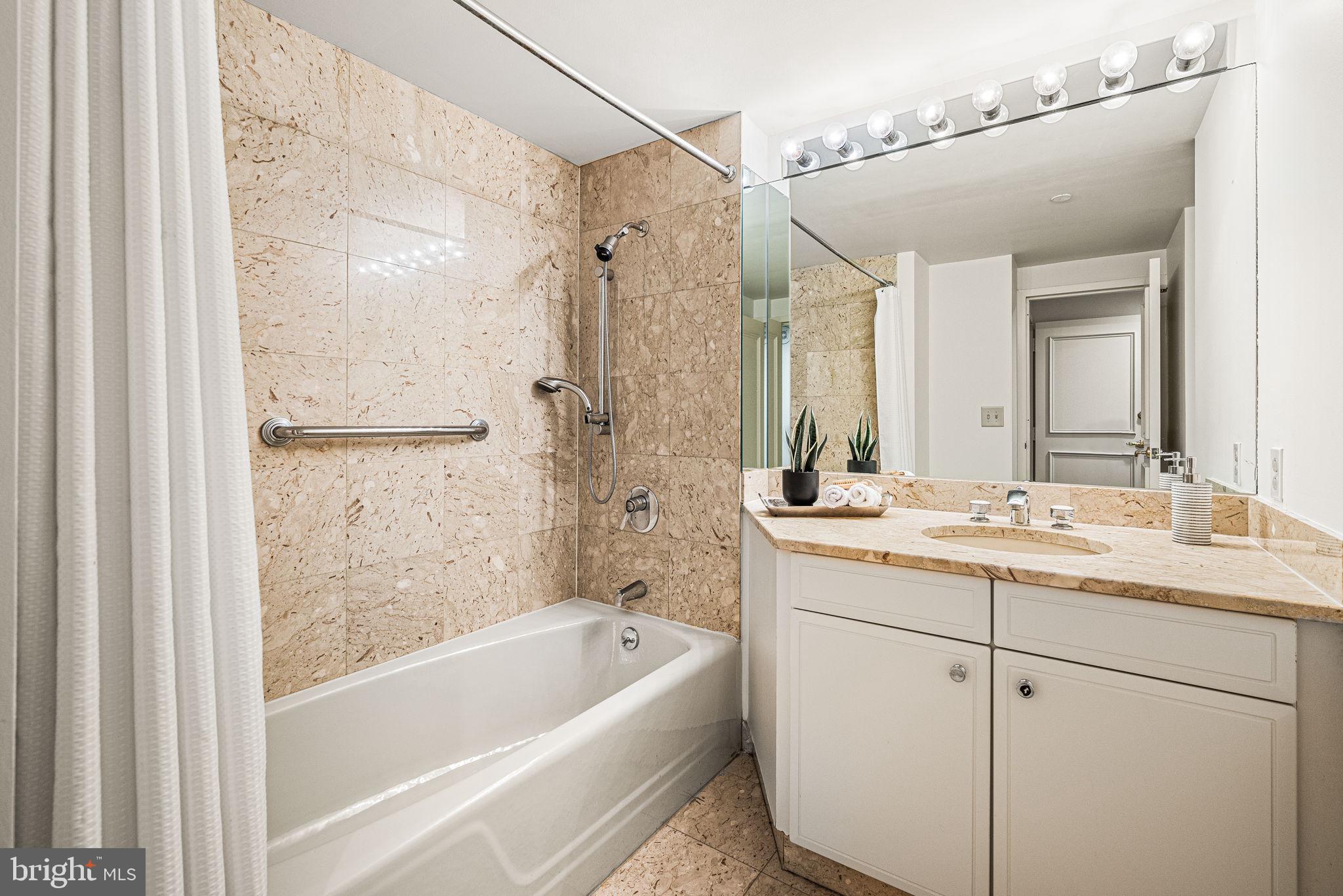 202 West Rittenhouse Square, Unit 1508 Philadelphia, PA 19103 - Photo 17 of 38 Hall bath