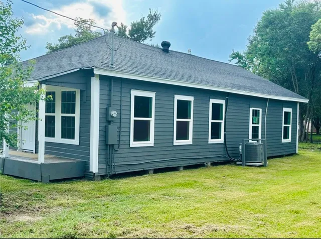 a view of a house with a yard