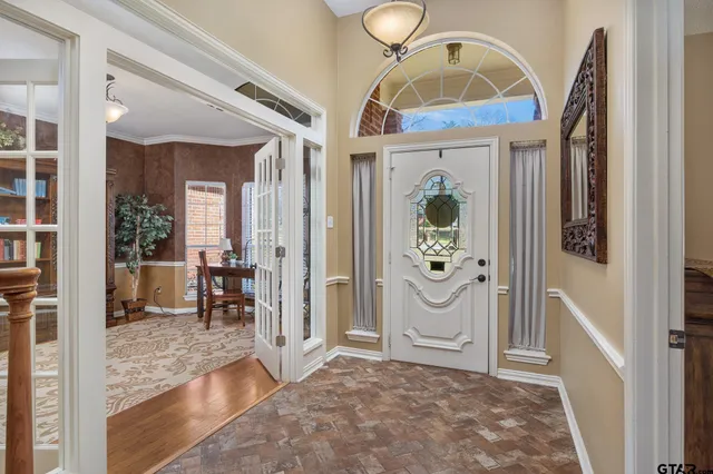 a view of an entryway with a livingroom