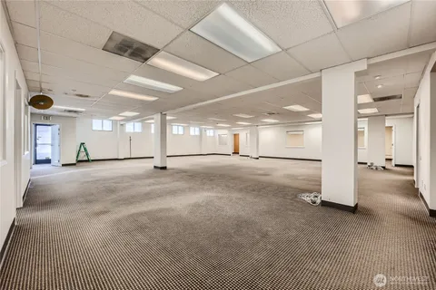 $5,400 | 4220 Aurora Avenue North, Seattle, WA 98103