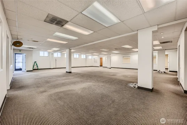 $5,400 | 4220 Aurora Avenue North, Seattle, WA 98103