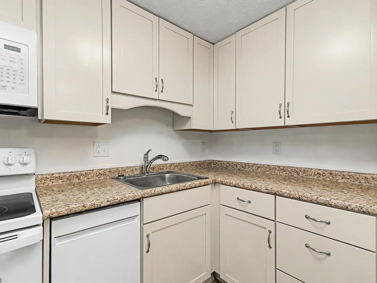 4127 The Terraces Shelburne, VT 05482 - Photo 5 of 26