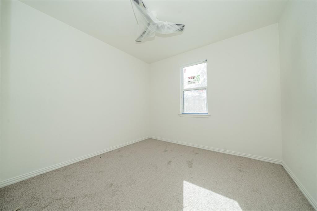 373 5th Street Northwest Paris, TX 75460 - Photo 13 of 16 an empty room with a window