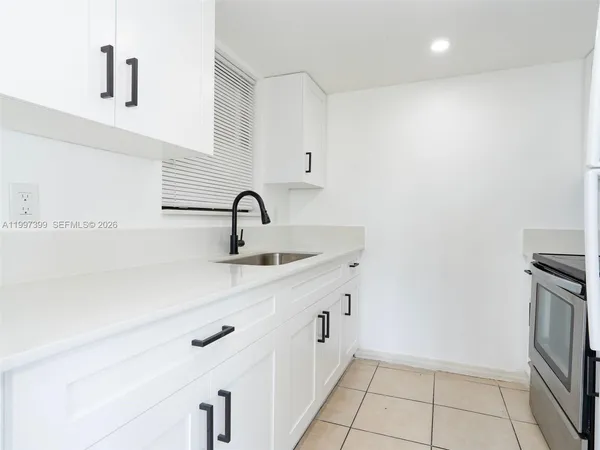 $2,375 | 1490 West 42nd Place, Unit 206, Hialeah, FL 33012