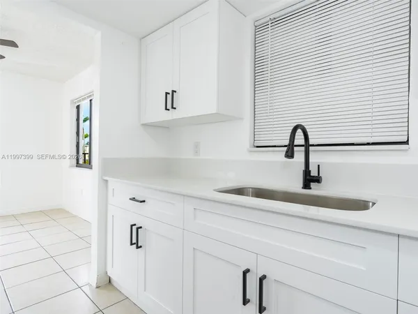 $2,375 | 1490 West 42nd Place, Unit 206, Hialeah, FL 33012